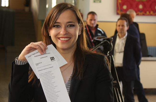 Gemma Villarroel, con la papeleta de las pasadas municipales de 2015. 