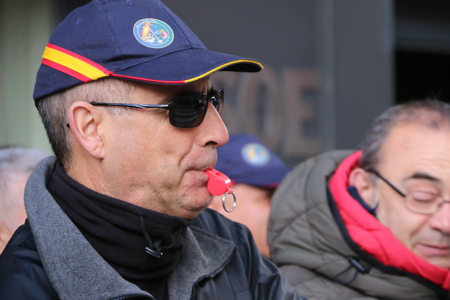 Fotos: Protesta de Jusapol a las puertas del PSOE