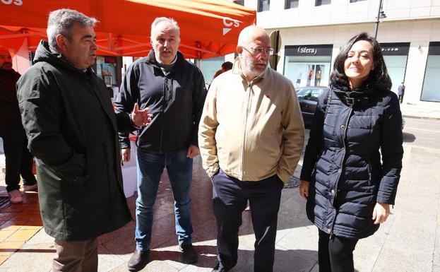 Candidatos de Ciudadanos en la carpa de Ponferrada.