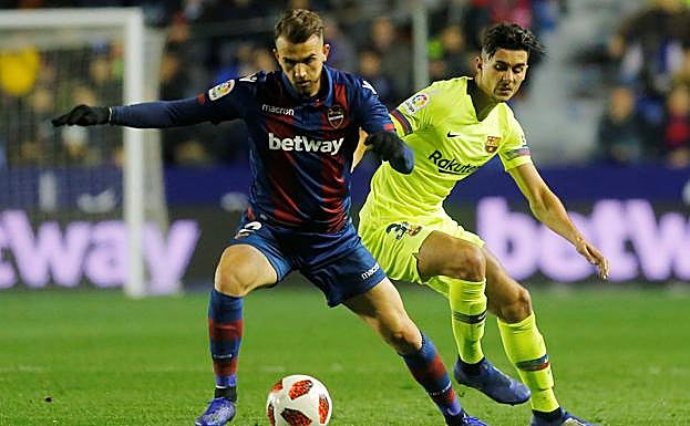 'Chumi' (d) pugna por un balón en el partido copero ante el Levante.
