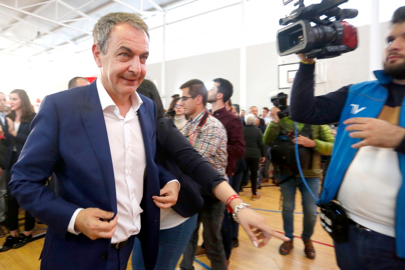 El expresidente del Gobierno José Luis Rodríguez Zapatero participa en el cierre de campaña del PSOE de Castilla y León en la capital leonesa. Junto a él, el cabeza de lista al Congreso, Javier Alfonso Cendón y el candidato a la presidencia de la Junta, Luis Tudanca