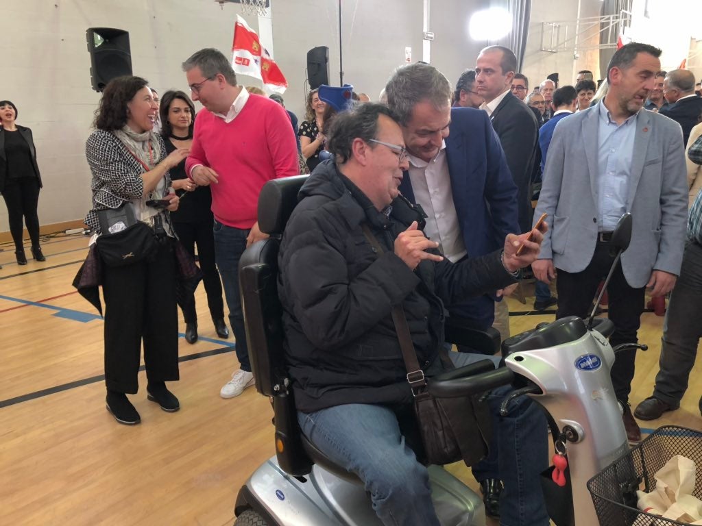 El expresidente del Gobierno José Luis Rodríguez Zapatero participa en el cierre de campaña del PSOE de Castilla y León en la capital leonesa. Junto a él, el cabeza de lista al Congreso, Javier Alfonso Cendón y el candidato a la presidencia de la Junta, Luis Tudanca