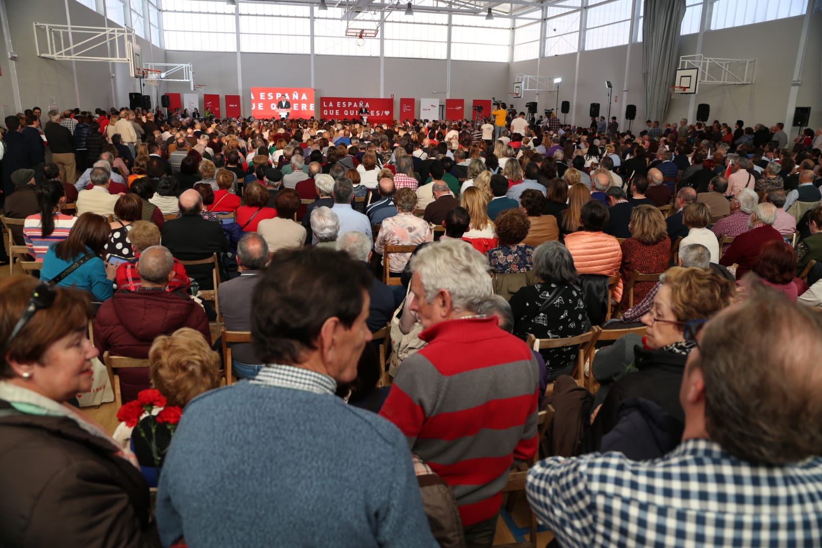 El expresidente del Gobierno José Luis Rodríguez Zapatero participa en el cierre de campaña del PSOE de Castilla y León en la capital leonesa. Junto a él, el cabeza de lista al Congreso, Javier Alfonso Cendón y el candidato a la presidencia de la Junta, Luis Tudanca