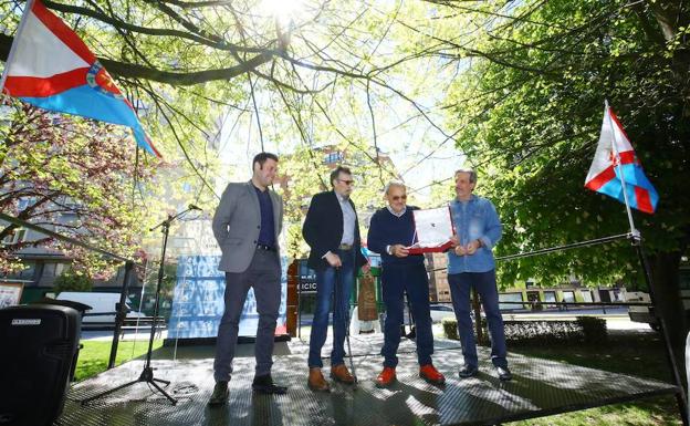 El empresario hostelero José Luis Prada 'A Tope' (2D), recibe el Botillo de Oro que anualmente entrega el Partido del Bierzo