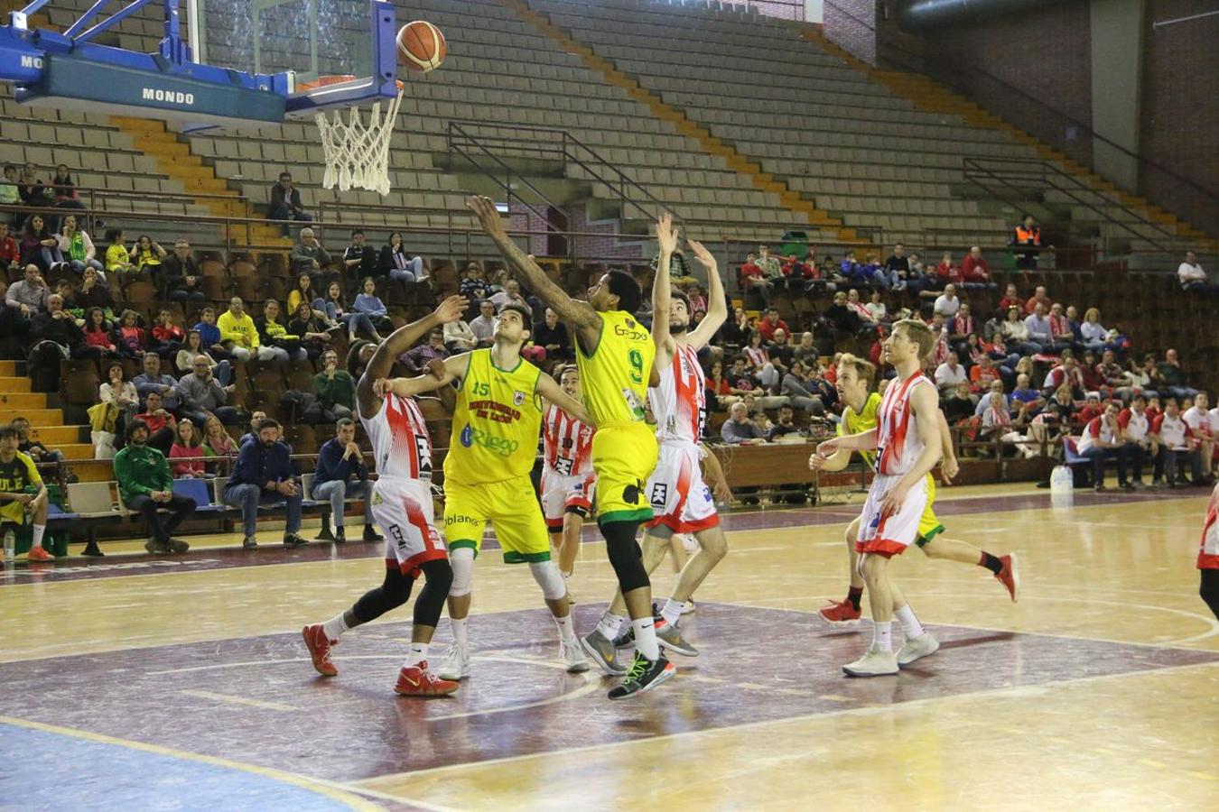 Fotos: Las imágenes del partido entre Basket León y Basket Gijón