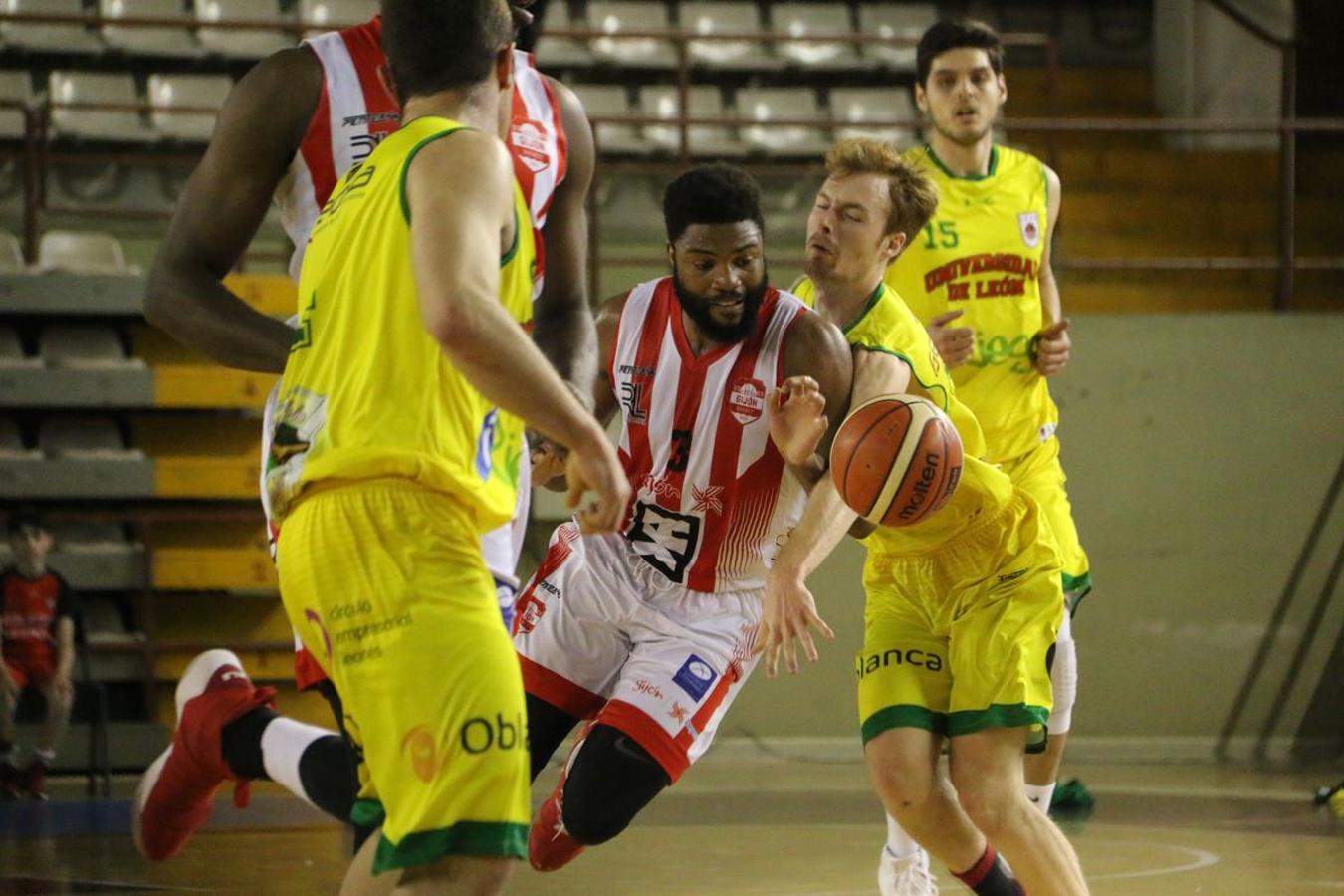 Fotos: Las imágenes del partido entre Basket León y Basket Gijón
