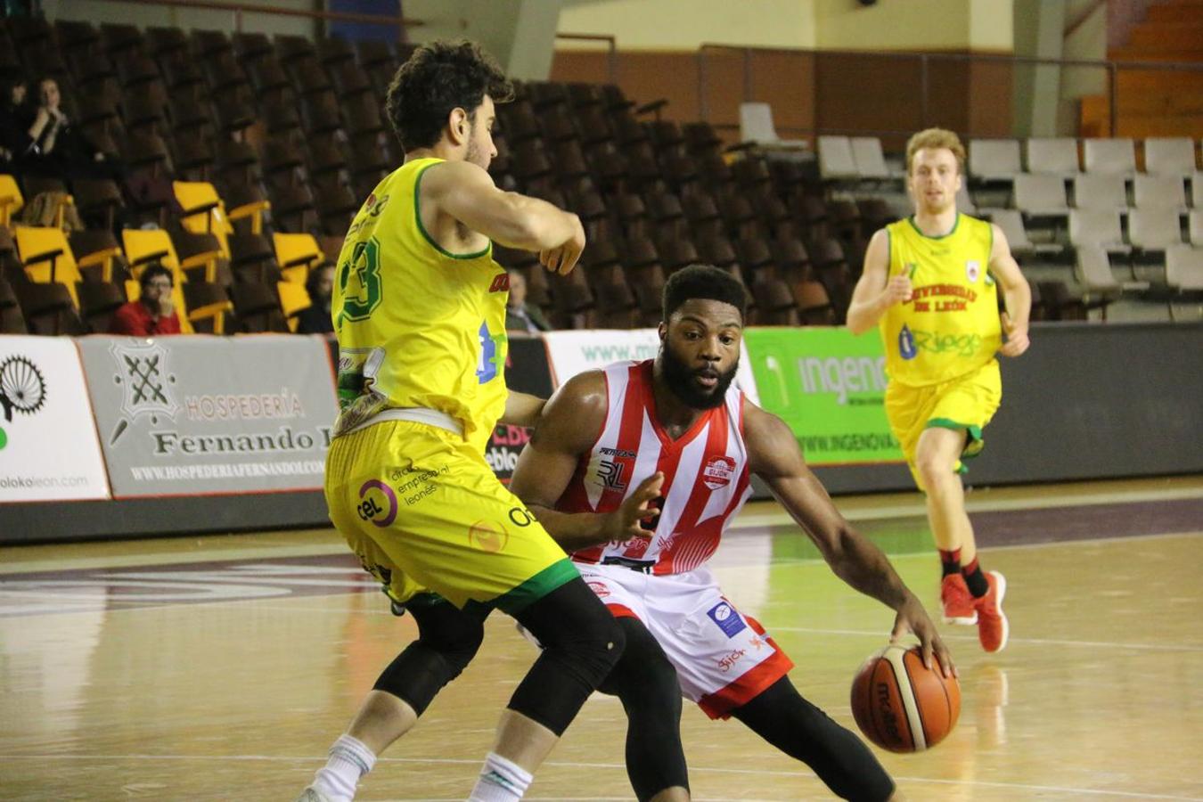 Fotos: Las imágenes del partido entre Basket León y Basket Gijón