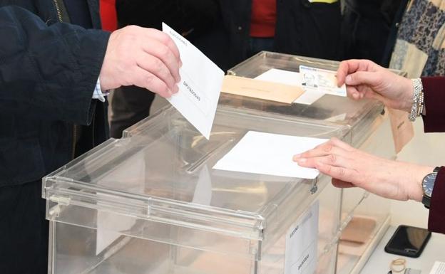 Un votante ejerce el derecho al voto este domingo.