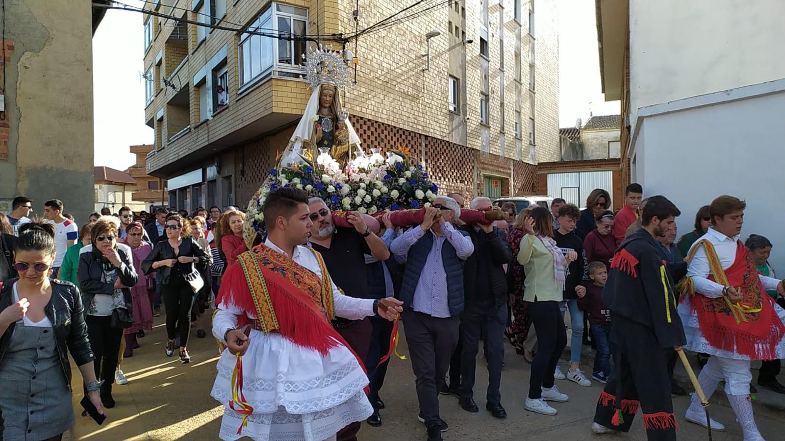 Fotos: La Virgen del Arrabal por las calles de Laguna de Negrillos