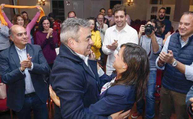 El candidato al Congreso por León de Ciudadanos, Justo Fernández, celebra los resultados electorales junto a la candidata a la Alcaldía de León, Gemma Villarroel.