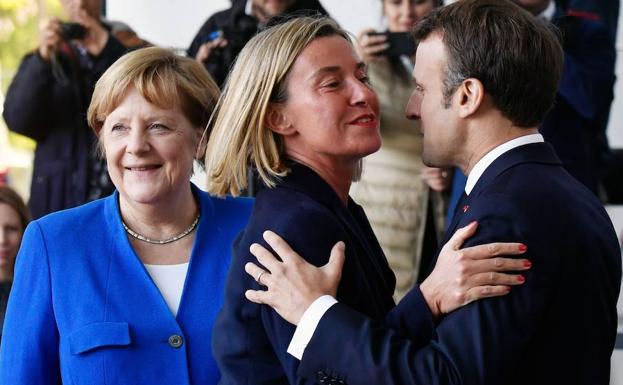 Macron y Merkel reciben a la representante de Política Exterior de la UE, Federica Mogherini, antes de la cumbre con países de los Balcanes en Berlín.