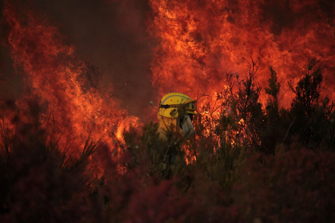 Un rayo provoca un incendio cerca del municipio de Quintana del Castillo