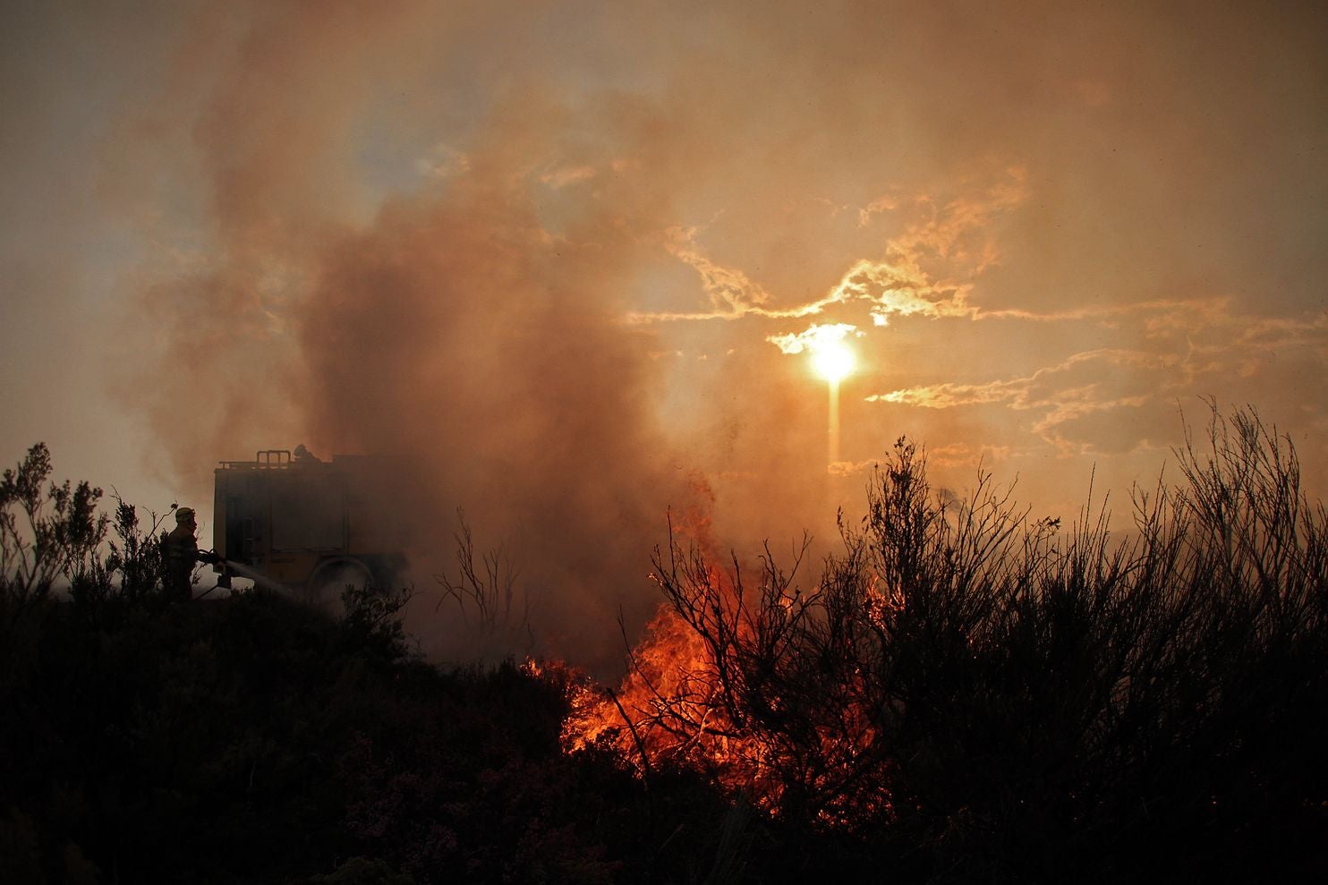 Un rayo provoca un incendio cerca del municipio de Quintana del Castillo