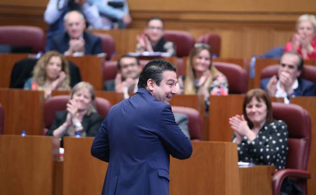 Los procuradores del Grupo Socialista aplauden al procurador de la UPL, Luis Mariano Santos, tras su intervención en el último pleno de la legislatura en las Cortes de Castilla y León.