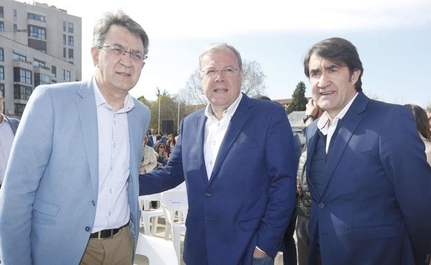 Juan Martínez Majo, Antonio Silván y Suárez-Quiñones, todos ellos candidatos el 26M, durante un acto del Partido Popular en León.