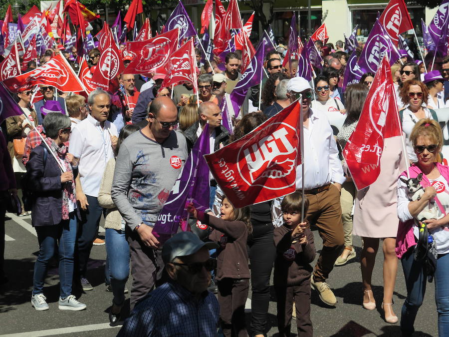 Sindicatos, partidos políticos y colectivos salen a la calle en León capital este 1 de Mayo para celebrar y reivindicar en el Día del Trabajador, con esperanza en la victoria socialista pero con recelos sobre posibles pactos con el liberalismo