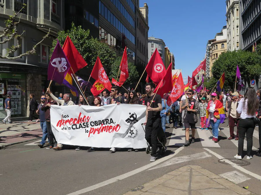 Sindicatos, partidos políticos y colectivos salen a la calle en León capital este 1 de Mayo para celebrar y reivindicar en el Día del Trabajador, con esperanza en la victoria socialista pero con recelos sobre posibles pactos con el liberalismo