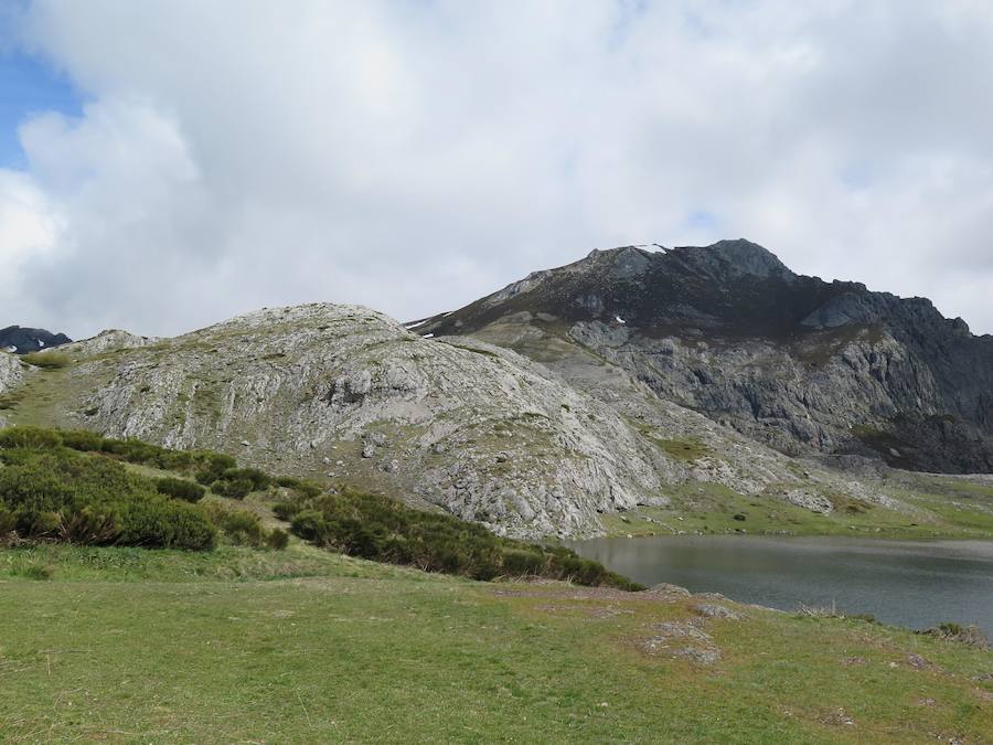 En el triángulo formado entre Isoba, Puebla de Lillo y Cofiñal, el Lago de Isoba y sus cascadas ofrecen un paisaje increíble formado por un antiguo glaciar