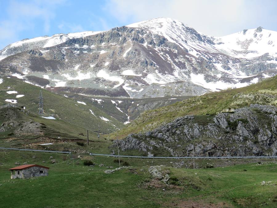 En el triángulo formado entre Isoba, Puebla de Lillo y Cofiñal, el Lago de Isoba y sus cascadas ofrecen un paisaje increíble formado por un antiguo glaciar