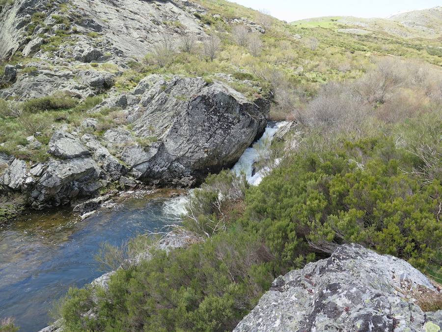 En el triángulo formado entre Isoba, Puebla de Lillo y Cofiñal, el Lago de Isoba y sus cascadas ofrecen un paisaje increíble formado por un antiguo glaciar