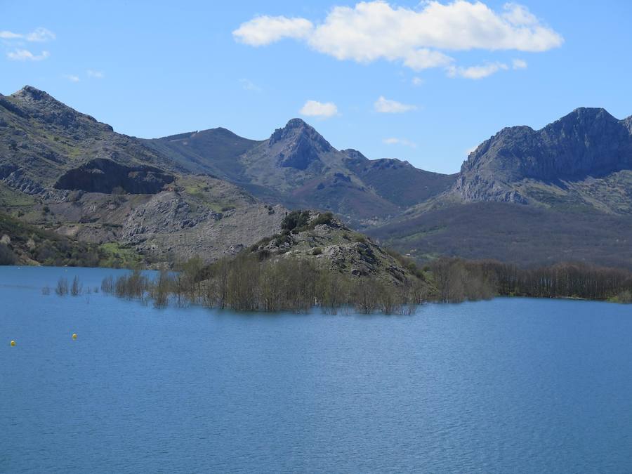 En el triángulo formado entre Isoba, Puebla de Lillo y Cofiñal, el Lago de Isoba y sus cascadas ofrecen un paisaje increíble formado por un antiguo glaciar