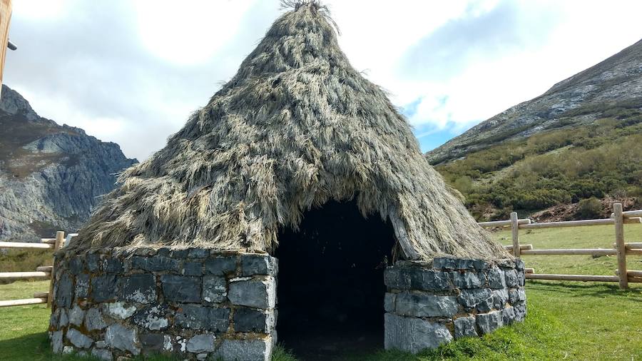 En el triángulo formado entre Isoba, Puebla de Lillo y Cofiñal, el Lago de Isoba y sus cascadas ofrecen un paisaje increíble formado por un antiguo glaciar