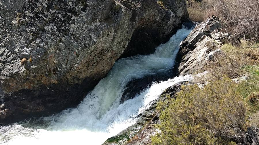 En el triángulo formado entre Isoba, Puebla de Lillo y Cofiñal, el Lago de Isoba y sus cascadas ofrecen un paisaje increíble formado por un antiguo glaciar