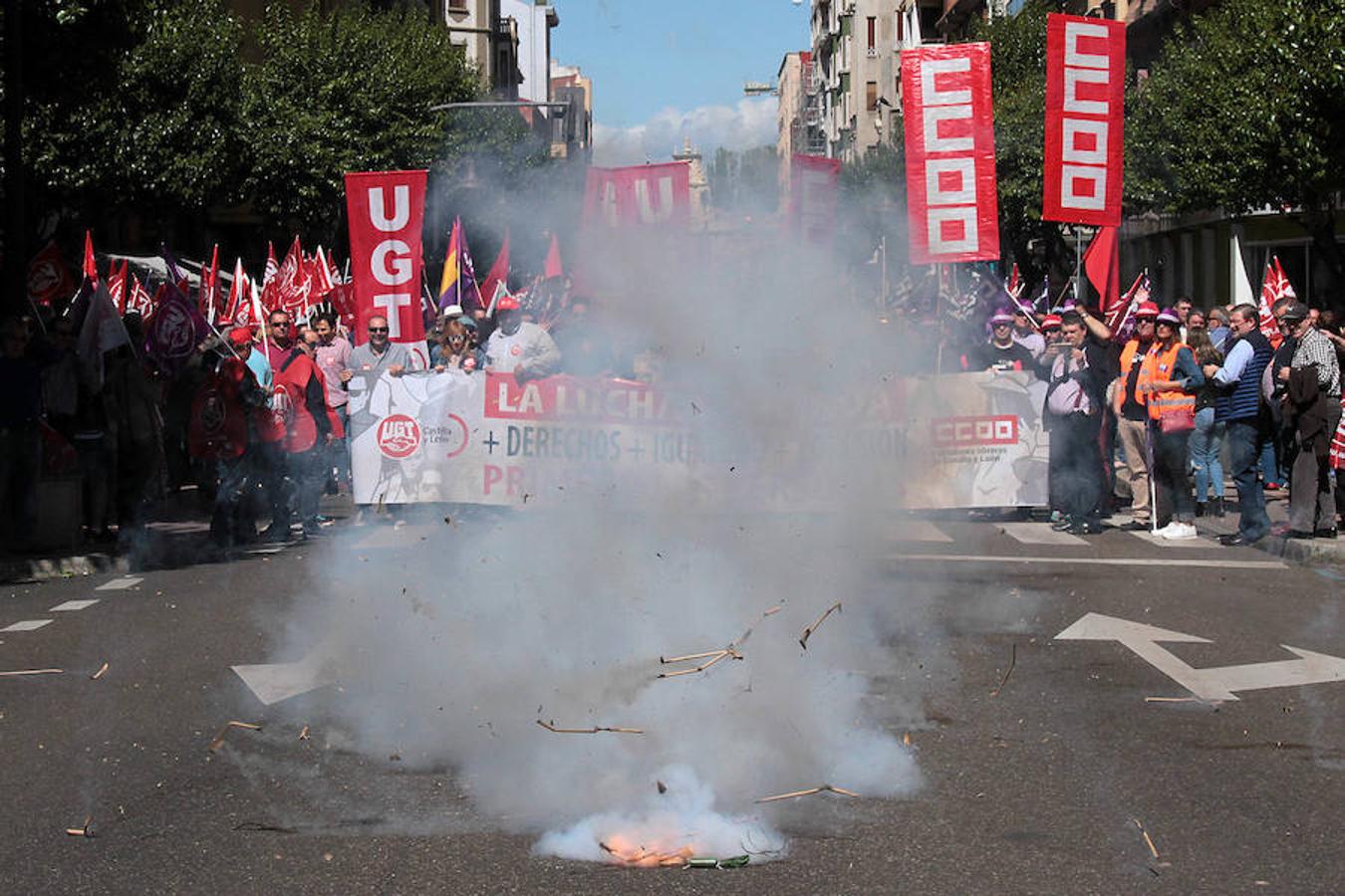 Sindicatos, partidos políticos y colectivos salen a la calle en León capital este 1 de Mayo para celebrar y reivindicar en el Día del Trabajador, con esperanza en la victoria socialista pero con recelos sobre posibles pactos con el liberalismo