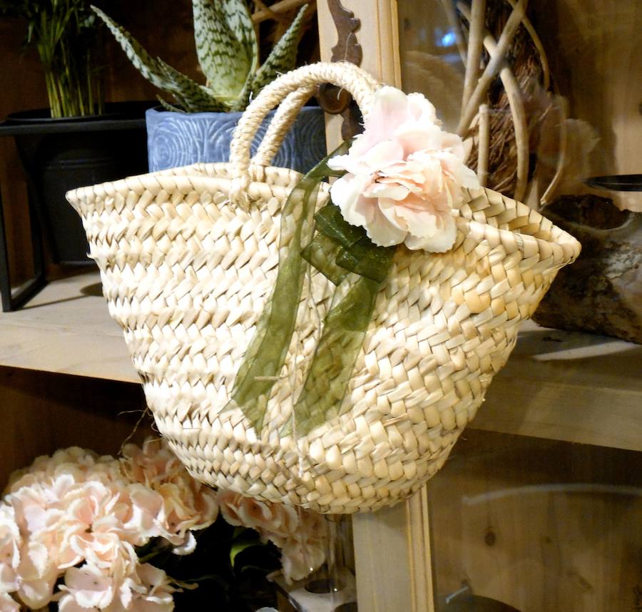 Flores, plantas y regalos a precios inigualables con los que sorprender con un regalo sorprendente y original en este Día de la madre. Cualquier regalo para decoración del hogar está disponible en 'El Capricho'. 