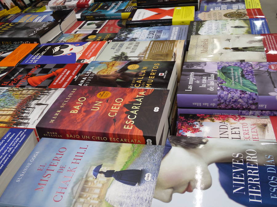 Un mundo mágico se abre al cruzar la puerta de la Librería Pastor (Santo Domingo). Allí, en sus estantes se amontonan, cientos, miles de libros esperando a ser descubiertos. 