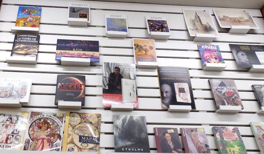 Un mundo mágico se abre al cruzar la puerta de la Librería Pastor (Santo Domingo). Allí, en sus estantes se amontonan, cientos, miles de libros esperando a ser descubiertos. 