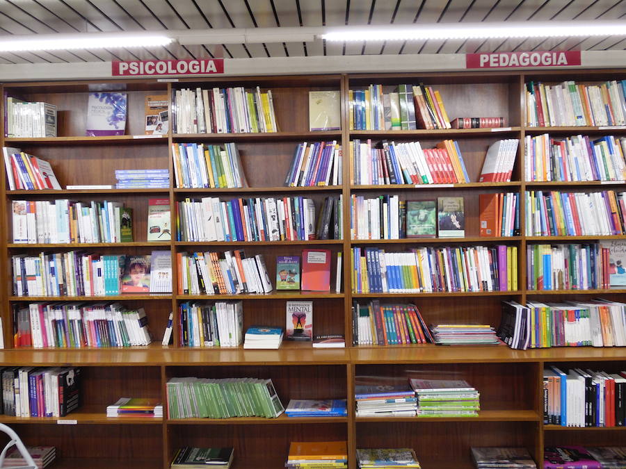 Un mundo mágico se abre al cruzar la puerta de la Librería Pastor (Santo Domingo). Allí, en sus estantes se amontonan, cientos, miles de libros esperando a ser descubiertos. 