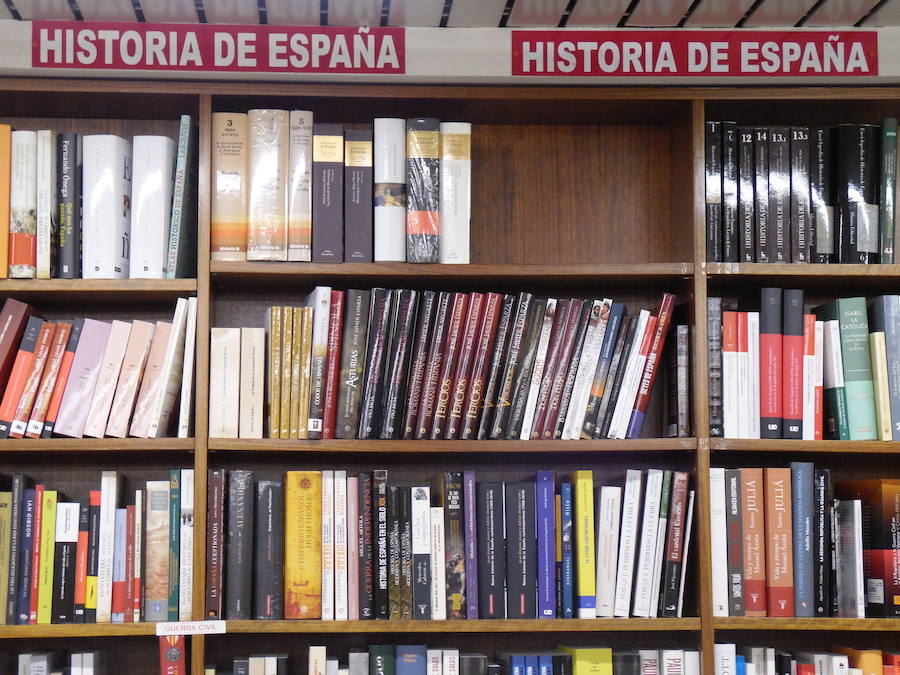 Un mundo mágico se abre al cruzar la puerta de la Librería Pastor (Santo Domingo). Allí, en sus estantes se amontonan, cientos, miles de libros esperando a ser descubiertos. 