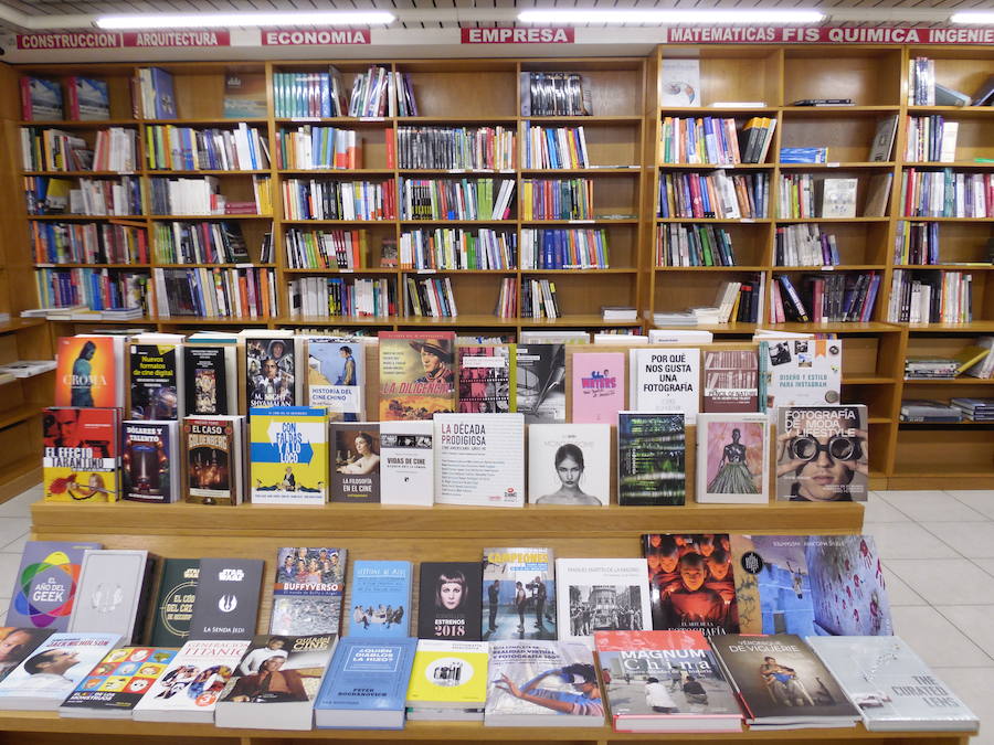 Un mundo mágico se abre al cruzar la puerta de la Librería Pastor (Santo Domingo). Allí, en sus estantes se amontonan, cientos, miles de libros esperando a ser descubiertos. 