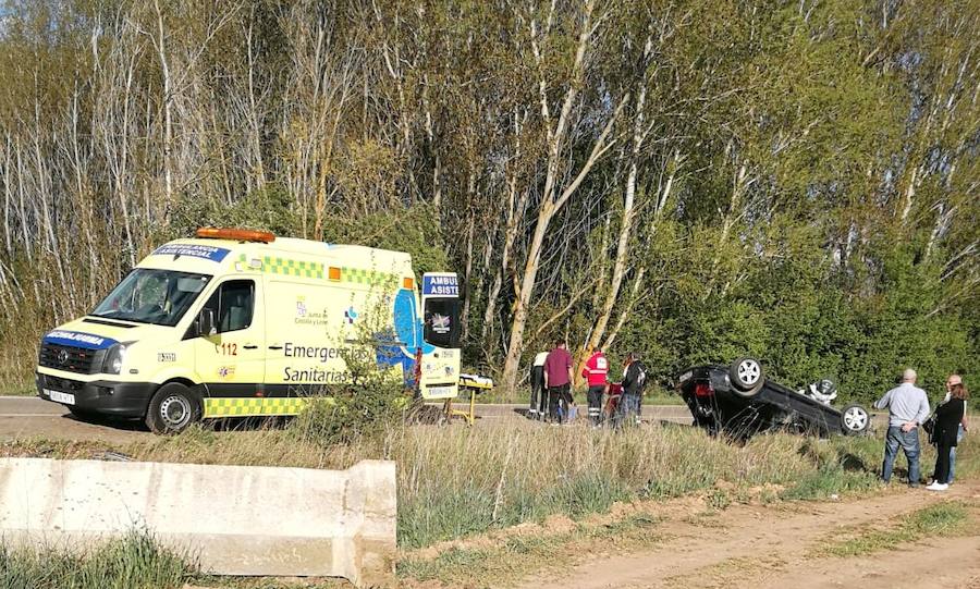 Fotos: Tres heridos en el vuelco de un coche en la LE-5503 entre Llamas de la Ribera y Quintanilla