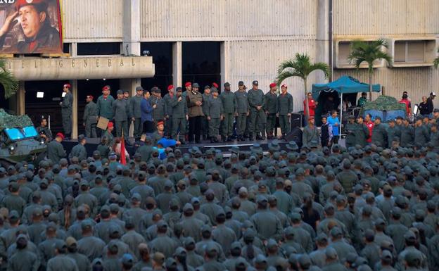 Maduro exhibe su poder militar