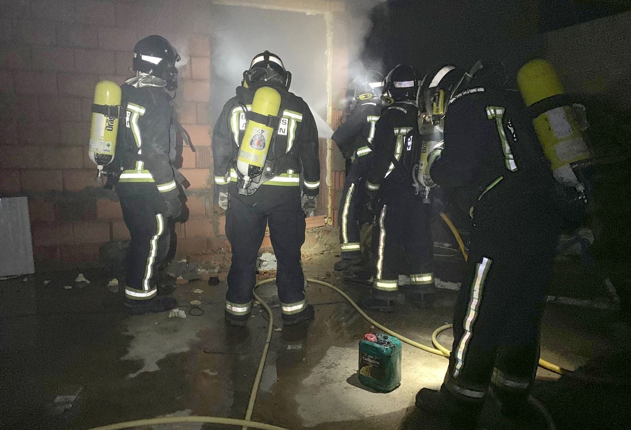 La intervención de Bomberos León, que se extendió hasta primera hora de la madrugada de este viernes, evita que las llamas se alcancen a otras casas próximas | La Guardia Civil investiga el incendio ante la posibilidad de que tuviera un origen ilícito