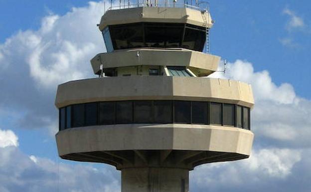 Fotografia de la torre de control del aeropuerto de Palma de Mallorca. 