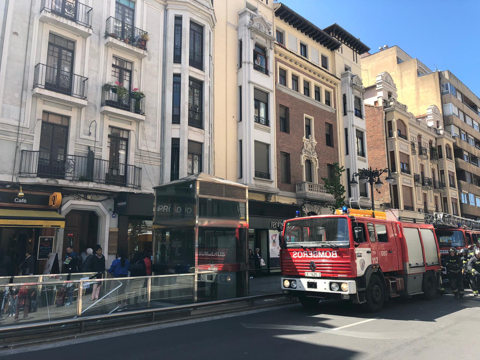 El incendio en una cafetería en Ordoño II obliga a intervenir a Bomberos León