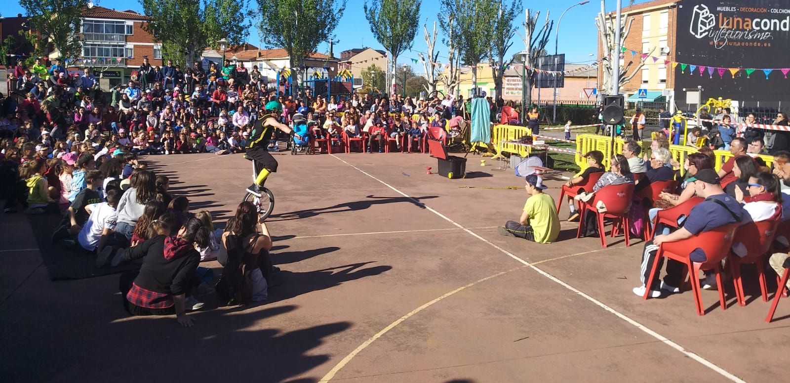La localidad de Navatejera vive este sábado una nueva e intensa jornada marcada por el circo