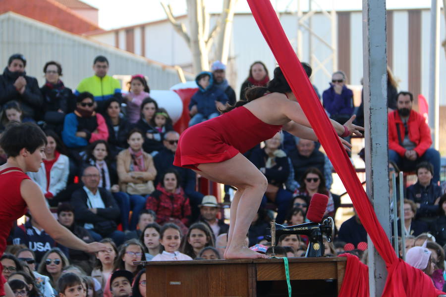 El espectáculo 'Soy ellas' de la compañía Rojo telón triunfa en el Festival de Circo de Villaquilambre con impresionantes acrobacias en el suelo y una escenografía completa con diferentes elementos en las alturas