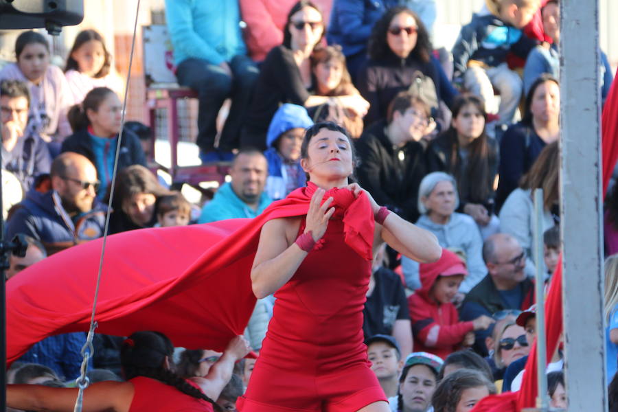 El espectáculo 'Soy ellas' de la compañía Rojo telón triunfa en el Festival de Circo de Villaquilambre con impresionantes acrobacias en el suelo y una escenografía completa con diferentes elementos en las alturas