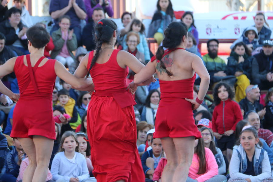 El espectáculo 'Soy ellas' de la compañía Rojo telón triunfa en el Festival de Circo de Villaquilambre con impresionantes acrobacias en el suelo y una escenografía completa con diferentes elementos en las alturas