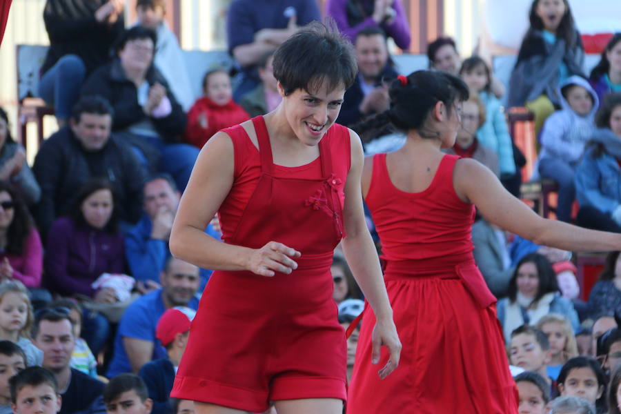 El espectáculo 'Soy ellas' de la compañía Rojo telón triunfa en el Festival de Circo de Villaquilambre con impresionantes acrobacias en el suelo y una escenografía completa con diferentes elementos en las alturas