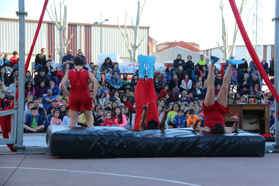 El espectáculo 'Soy ellas' de la compañía Rojo telón triunfa en el Festival de Circo de Villaquilambre con impresionantes acrobacias en el suelo y una escenografía completa con diferentes elementos en las alturas