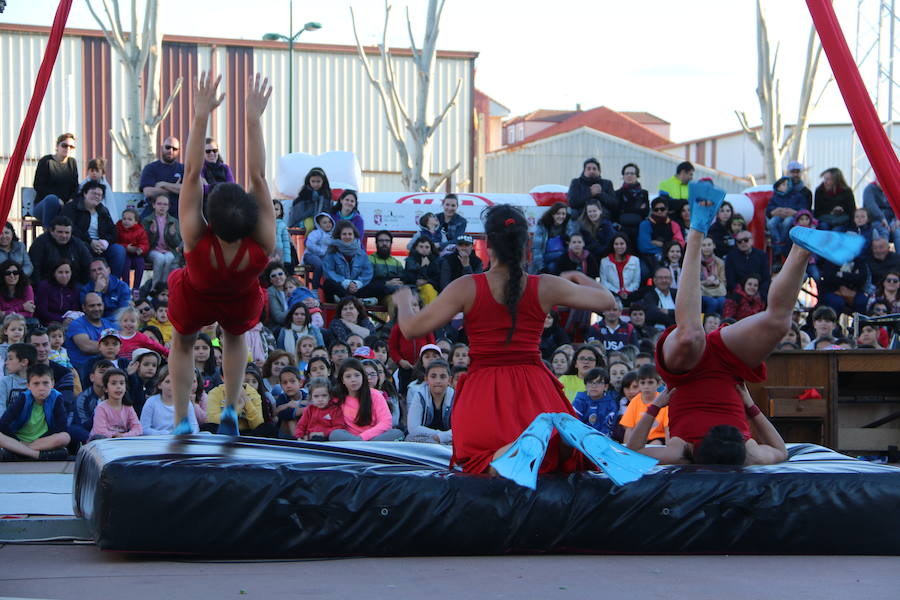 El espectáculo 'Soy ellas' de la compañía Rojo telón triunfa en el Festival de Circo de Villaquilambre con impresionantes acrobacias en el suelo y una escenografía completa con diferentes elementos en las alturas