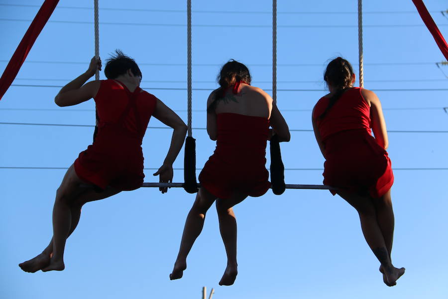 El espectáculo 'Soy ellas' de la compañía Rojo telón triunfa en el Festival de Circo de Villaquilambre con impresionantes acrobacias en el suelo y una escenografía completa con diferentes elementos en las alturas