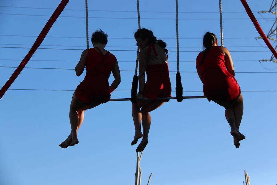 El espectáculo 'Soy ellas' de la compañía Rojo telón triunfa en el Festival de Circo de Villaquilambre con impresionantes acrobacias en el suelo y una escenografía completa con diferentes elementos en las alturas