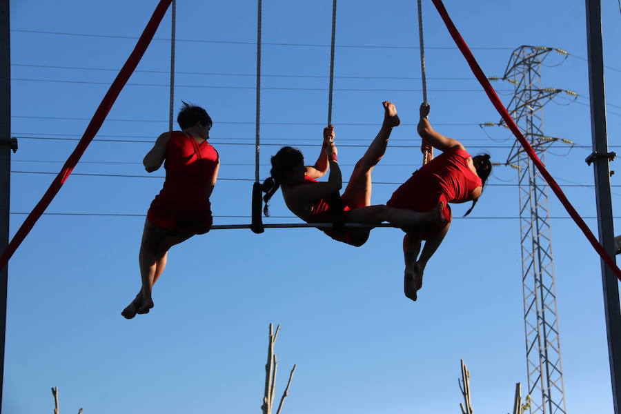 El espectáculo 'Soy ellas' de la compañía Rojo telón triunfa en el Festival de Circo de Villaquilambre con impresionantes acrobacias en el suelo y una escenografía completa con diferentes elementos en las alturas