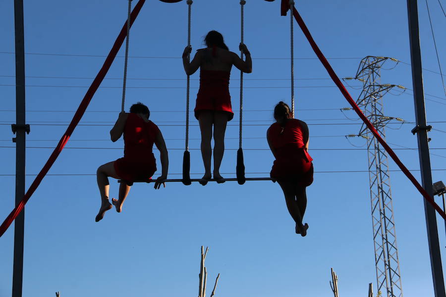 El espectáculo 'Soy ellas' de la compañía Rojo telón triunfa en el Festival de Circo de Villaquilambre con impresionantes acrobacias en el suelo y una escenografía completa con diferentes elementos en las alturas